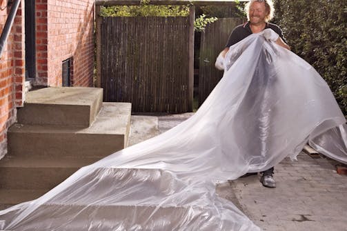 Beton må ikke tørre for hurtigt, for så opstår der revner. Så lad trappen stå tildækket med plast i 1-2 dage, og fugt den to gange dagligt i minimum en uge. Beton må ikke tørre for hurtigt, for så opstår der revner. Så lad trappen stå tildækket med plast i 1-2 dage, og fugt den to gange dagligt i minimum en uge.